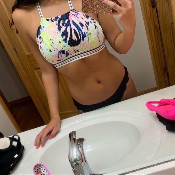 VS halter top - Picture 1 of 1